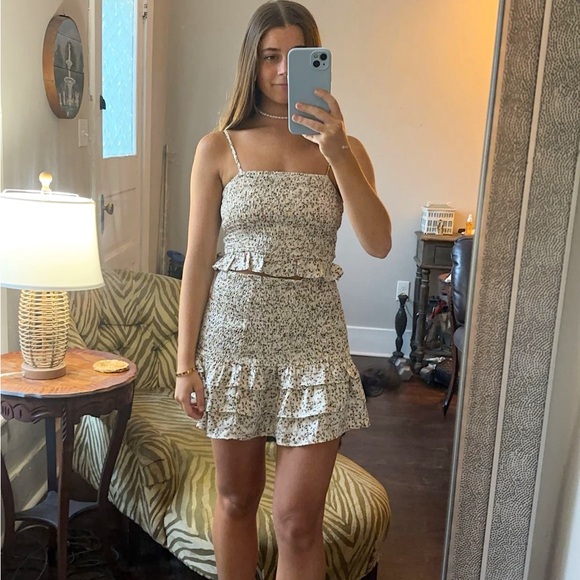 Blue Blush Floral Skirt Set. Top is a MEDIUM and skirt is a LARGE - Picture 3 of 4